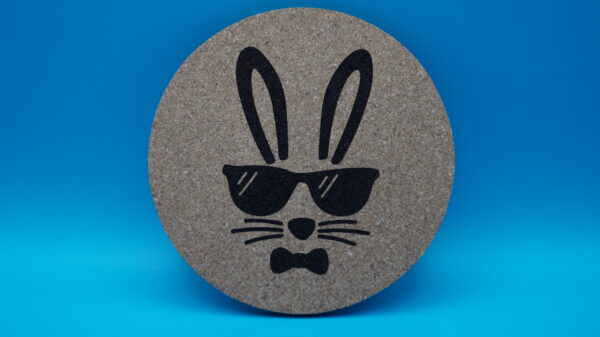 Stylischer Osteruntersetzer mit coolem Hasenmotiv 🕶🐰. Perfekt für Osterbrunch & Tischdeko. Nachhaltig, rund & hitzebeständig aus Kork!