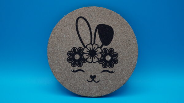 Niedlicher Korkuntersetzer Ostern mit Häschen „Fanny“. Perfekt als stilvolle Tischdeko oder Geschenk. Nachhaltig, rund & hitzebeständig!