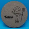 Personalisierbarer Untersetzer aus Kork mit niedlicher Gravur eines lächelnden Mädchens in Latzhose und Heugabel sowie einem individuell wählbaren Namen, hier „Katrin“. Perfekt als originelle Tischdeko, kreatives Geschenk oder persönliche Erinnerung an besondere Anlässe.
