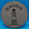 Personalisierter Korkuntersetzer mit Gravur eines stilisierten Leuchtturms und einem individuell wählbaren Namen, hier „Karsten“. Ideal als maritimes Geschenk, dekoratives Highlight oder besondere Erinnerung an Feiern und Anlässe.