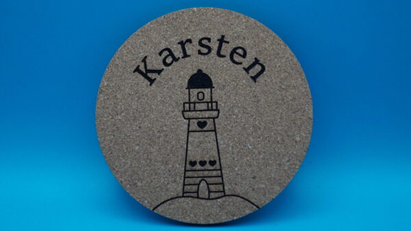 Personalisierter Korkuntersetzer mit Gravur eines stilisierten Leuchtturms und einem individuell wählbaren Namen, hier „Karsten“. Ideal als maritimes Geschenk, dekoratives Highlight oder besondere Erinnerung an Feiern und Anlässe.