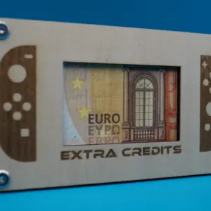 Kreatives Geldgeschenk für Gamer 🎮💰. Holz-Geldgeschenkehalter „Handheld“ mit Extra Credits Gravur – perfekt für Zocker & Videospiel-Fans!