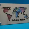 Kreative Reise Geschenkidee 🌍✈️. Hochwertiger Geldhalter „Welt“ aus Holz mit Gravur „Schöne Reise“ – ideal für Urlaub, Weltreisen & Flitterwochen!