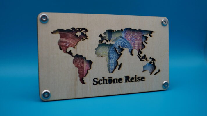 Kreative Reise Geschenkidee 🌍✈️. Hochwertiger Geldhalter „Welt“ aus Holz mit Gravur „Schöne Reise“ – ideal für Urlaub, Weltreisen & Flitterwochen!