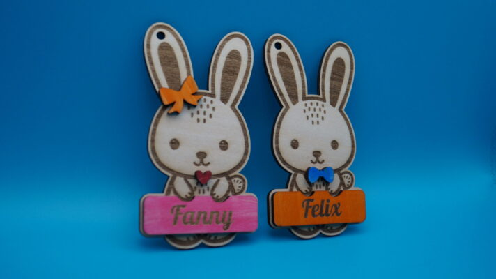 Individueller Osteranhänger in Hasenform mit Namensgravur. Nachhaltig, mit lebensmittelechter Farbe bemalt – perfekt für Osternester & Deko!