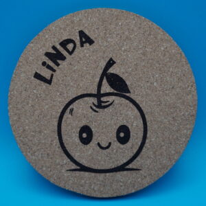 Süßer Kirsch Korkuntersetzer mit Namensgravur und niedlichem Kirschmotiv. Der personalisierte Untersetzer mit dem Namen „Linda“ ist ideal als Geschenk, dekorative Tischdeko oder besondere Erinnerung an Partys und Feiern.