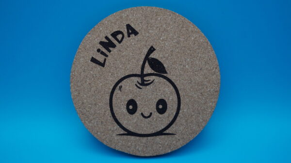 Süßer Kirsch Korkuntersetzer mit Namensgravur und niedlichem Kirschmotiv. Der personalisierte Untersetzer mit dem Namen „Linda“ ist ideal als Geschenk, dekorative Tischdeko oder besondere Erinnerung an Partys und Feiern.