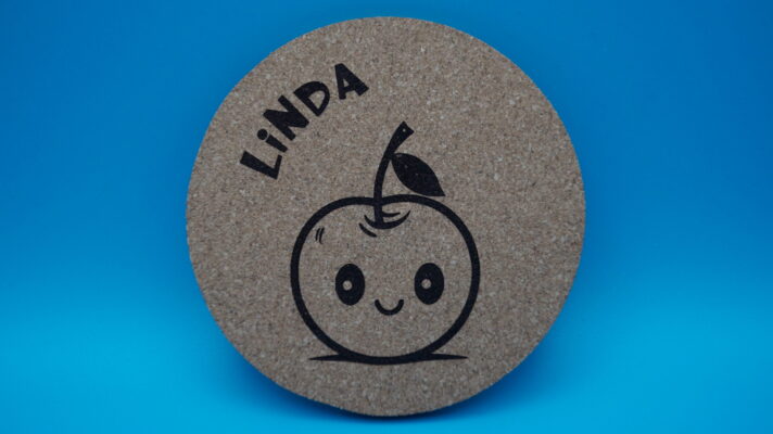 Süßer Kirsch Korkuntersetzer mit Namensgravur und niedlichem Kirschmotiv. Der personalisierte Untersetzer mit dem Namen „Linda“ ist ideal als Geschenk, dekorative Tischdeko oder besondere Erinnerung an Partys und Feiern.