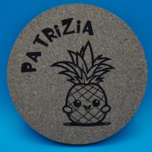 Ananas Untersetzer aus Kork mit süßem Ananas-Motiv und individuell wählbarem Namen, hier „Patrizia“. Perfekt als tropische Tischdeko, originelles Geschenk oder fröhliche Erinnerung an Partys und besondere Anlässe.
