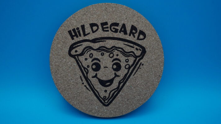 Lustiger Korkuntersetzer mit fröhlichem Pizza-Motiv und individuell wählbarem Namen, hier „Hildegard“. Perfekt als Pizza-Liebhaber Geschenkidee, witzige Tischdeko oder originelles Mitbringsel für Partys und besondere Anlässe.