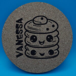 Süßer Korkuntersetzer mit Pancake-Motiv und individuell wählbarem Namen, hier „Vanessa“. Perfekt als Untersetzer für Schleckermäuler und Pancake-Liebhaber, originelle Tischdeko oder kreative Geschenkidee für Partys und besondere Anlässe.