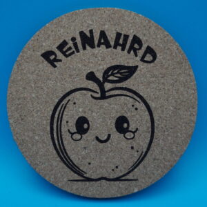 Personalisierter Untersetzer aus Kork mit süßem Apfel-Motiv und individuell wählbarem Namen, hier „Reinhard“. Ideal als niedliche Tischdeko, kreative Geschenkidee oder besondere Erinnerung an Feiern und Partys.
