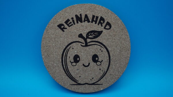 Personalisierter Untersetzer aus Kork mit süßem Apfel-Motiv und individuell wählbarem Namen, hier „Reinhard“. Ideal als niedliche Tischdeko, kreative Geschenkidee oder besondere Erinnerung an Feiern und Partys.