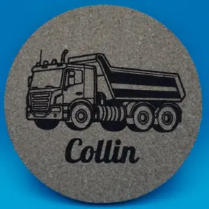 Runder Korkuntersetzer mit Gravur eines detailreichen Kipplasters und einem individuell wählbaren Namen darunter. Ideal als persönliches Geschenk für kleine Fahrzeugfans, als Tischdeko auf Kindergeburtstagen oder als praktische Erinnerung an besondere Anlässe.