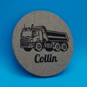 Runder Korkuntersetzer mit Gravur eines detailreichen Kipplasters und einem individuell wählbaren Namen darunter. Ideal als persönliches Geschenk für kleine Fahrzeugfans, als Tischdeko auf Kindergeburtstagen oder als praktische Erinnerung an besondere Anlässe.