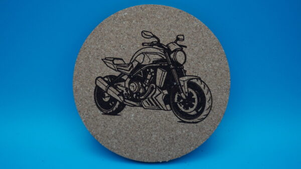 Runder Korkuntersetzer mit detailreicher Gravur eines modernen Naked Bikes. Das stilvolle Design macht ihn zu einem perfekten Geschenk für Motorradfans, als coole Tischdeko oder als praktisches Party-Accessoire.