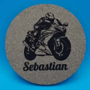 Runder Korkuntersetzer mit detailreicher Gravur eines Rennmotorrads und einem individuell wählbaren Namen darunter. Perfekt als persönliches Geschenk für Motorradfans, als Tischdeko oder als einzigartige Erinnerung an besondere Anlässe.