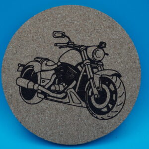 under Korkuntersetzer mit detaillierter Motorrad-Gravur. Das stilvolle Design zeigt ein klassisches Chopper-Motorrad und eignet sich perfekt als dekoratives Highlight für Partys, Geburtstage oder als originelles Geschenk für Motorrad-Fans.