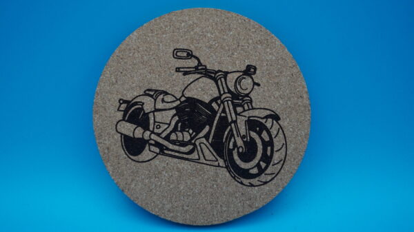 under Korkuntersetzer mit detaillierter Motorrad-Gravur. Das stilvolle Design zeigt ein klassisches Chopper-Motorrad und eignet sich perfekt als dekoratives Highlight für Partys, Geburtstage oder als originelles Geschenk für Motorrad-Fans.