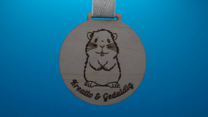 Medaille für Kinder aus Holz mit Biebermotiv und den Charaktereigenschaften Kreativ & Geduldig