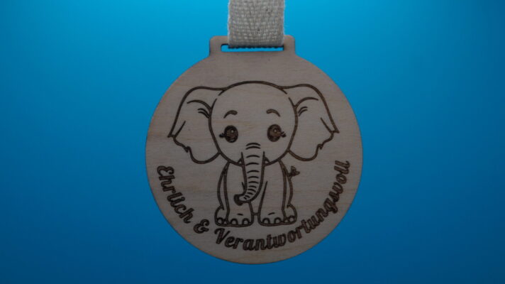 Medaille für Kinder aus Holz mit Babyelefanten Motiv und den Charaktereigenschaften Ehrlich & Verantwortungsvoll