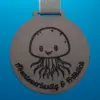 Medaille für Kinder aus Holz mit niedlichem Quallenmotiv und den Charaktereigenschaften Abenteuerlustig & Fröhlich