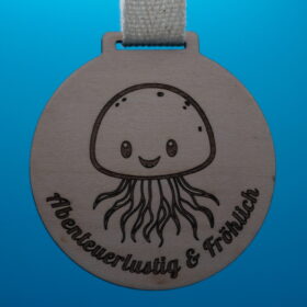 Medaille für Kinder aus Holz mit niedlichem Quallenmotiv und den Charaktereigenschaften Abenteuerlustig & Fröhlich