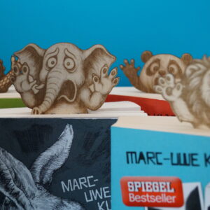 Lesezeichen witzige Tiere - überraschte Gesichter, die vier Tiere (Löwe, Elefant, Panda und Krokodil) schauen überrascht aus den vier Taschenbüchern.