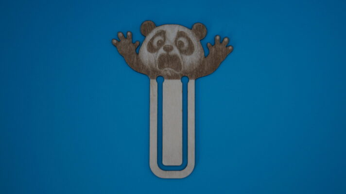 Lesezeichen witzige Tiere - überraschte Gesichter der Panda vor blauem Hintergrund.