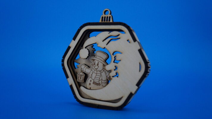 Weihnachtsornament aus Holz mit Mondmotiv, Schneemann und mehrschichtigem Design