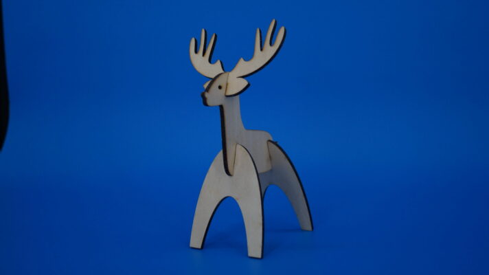 Holz-Reh als Aufsteller in schlichter Form, minimalistisches Motiv