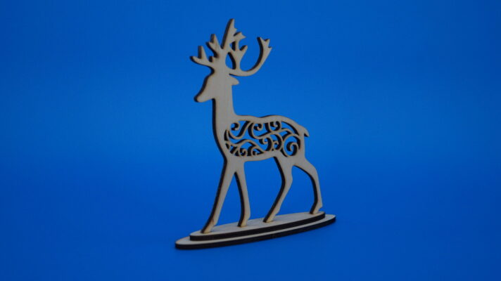 Reh-Aufsteller aus Holz mit dekorativem Muster im Körper, elegante Ausführung