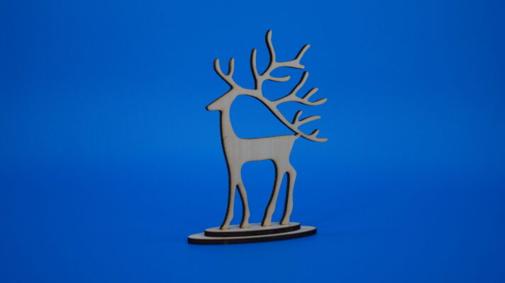 Holz-Reh als Aufsteller in reduzierter, klarer Formgebung